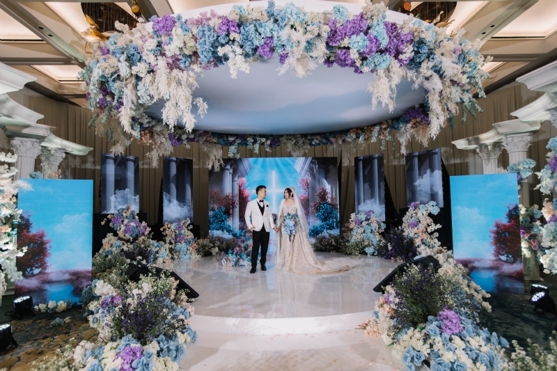 Venue: Padma Hotel Semarang I Wedding Planner: Mahkota Enterprise I Decoration: Christ Decor I Gaun 