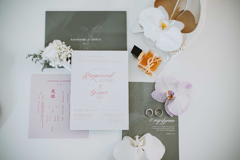 Venue: Grand Mercure Jakarta Kemayoran I Gaun Pengantin: Jean Tirtamarta I Decoration: Beblooms wedd