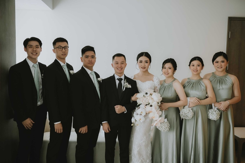 Venue: Grand Mercure Jakarta Kemayoran I Gaun Pengantin: Jean Tirtamarta I Decoration: Beblooms wedd
