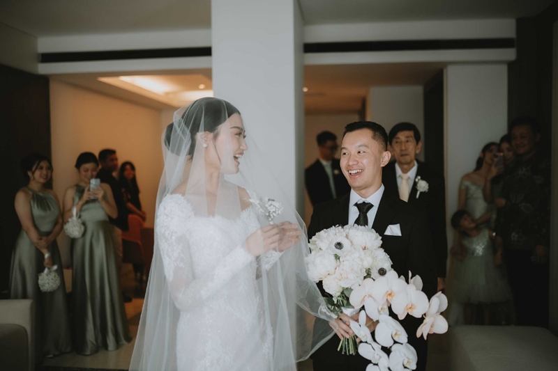 Venue: Grand Mercure Jakarta Kemayoran I Gaun Pengantin: Jean Tirtamarta I Decoration: Beblooms wedd