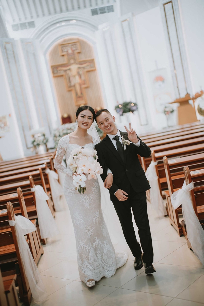 Venue: Grand Mercure Jakarta Kemayoran I Gaun Pengantin: Jean Tirtamarta I Decoration: Beblooms wedd