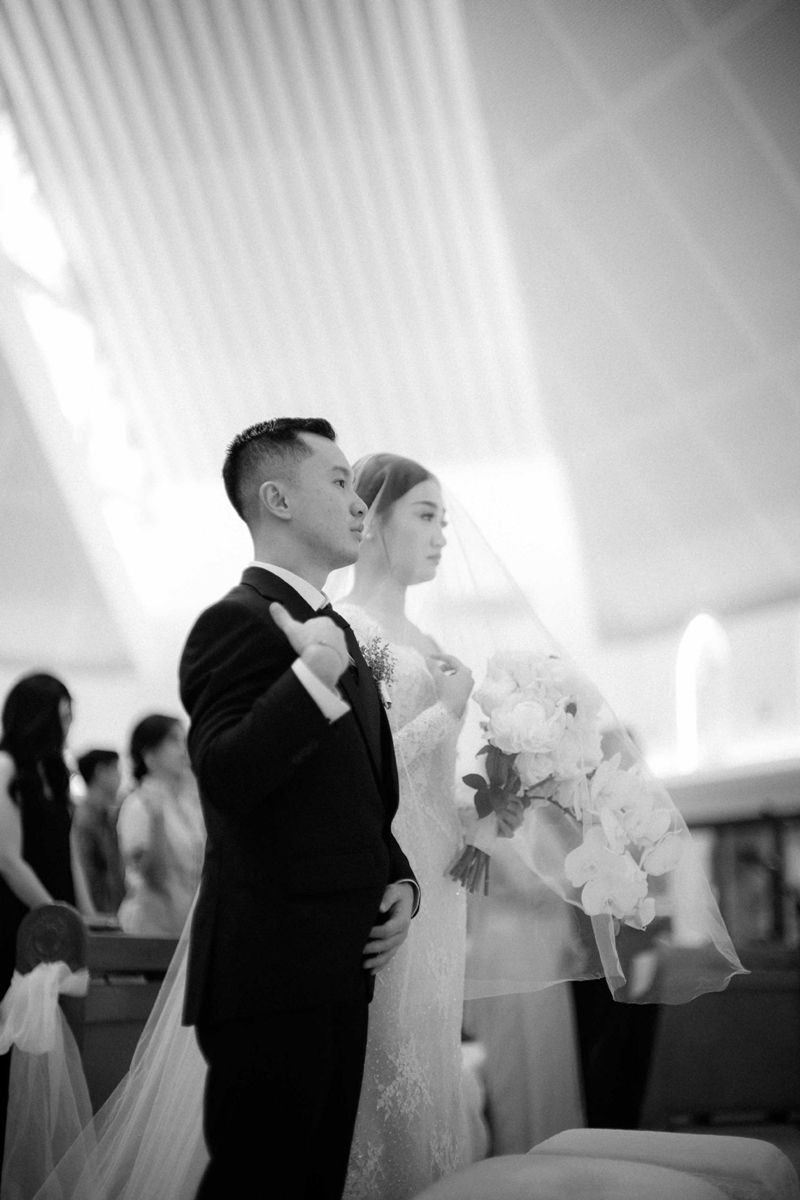 Venue: Grand Mercure Jakarta Kemayoran I Gaun Pengantin: Jean Tirtamarta I Decoration: Beblooms wedd