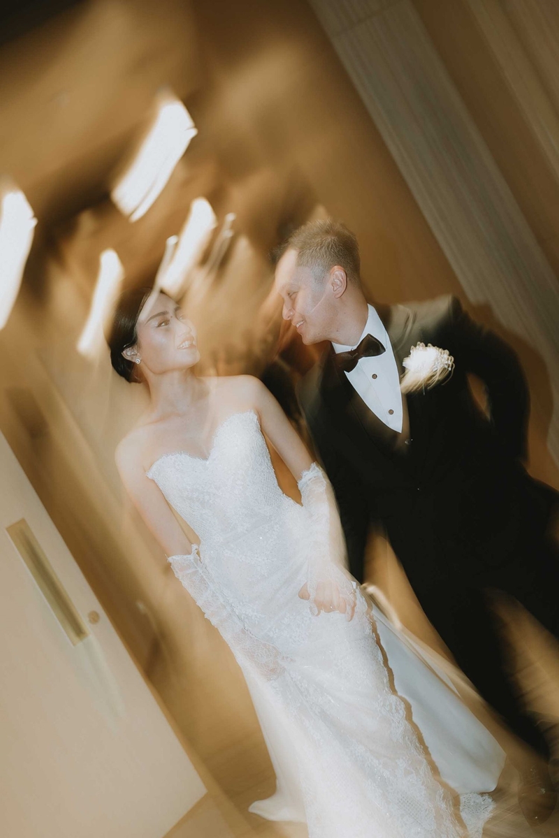 Venue: Grand Mercure Jakarta Kemayoran I Gaun Pengantin: Jean Tirtamarta I Decoration: Beblooms wedd