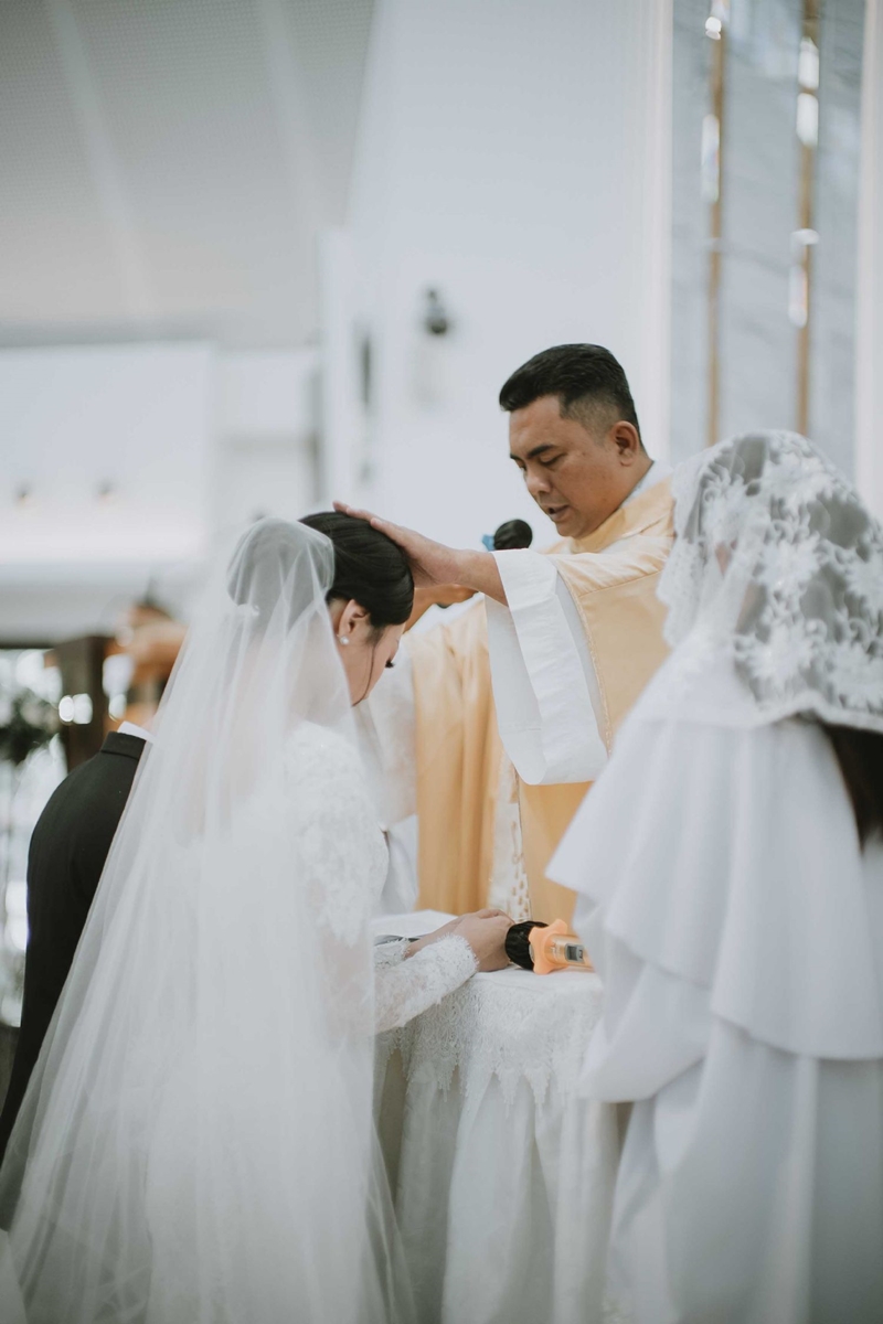 Venue: Grand Mercure Jakarta Kemayoran I Gaun Pengantin: Jean Tirtamarta I Decoration: Beblooms wedd