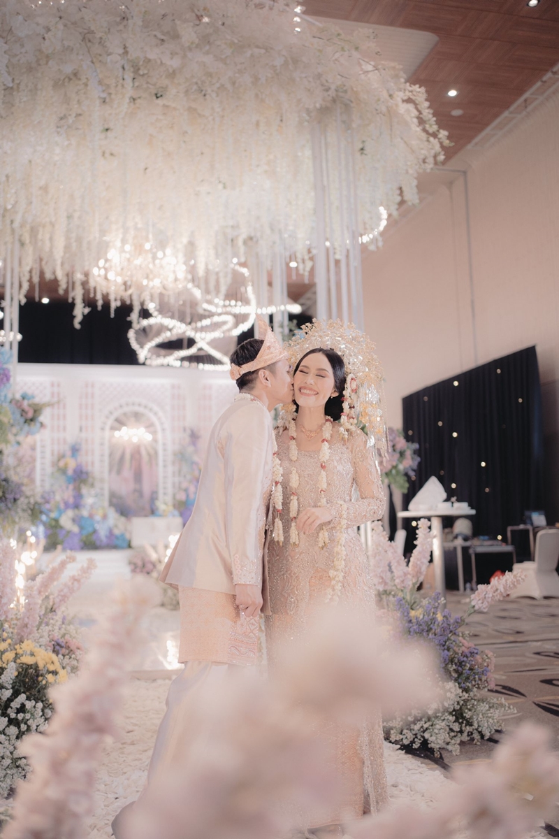 Venue: DoubleTree by Hilton Jakarta - Diponegoro I Decoration: Image Decor I Lighting: Juns Lighting