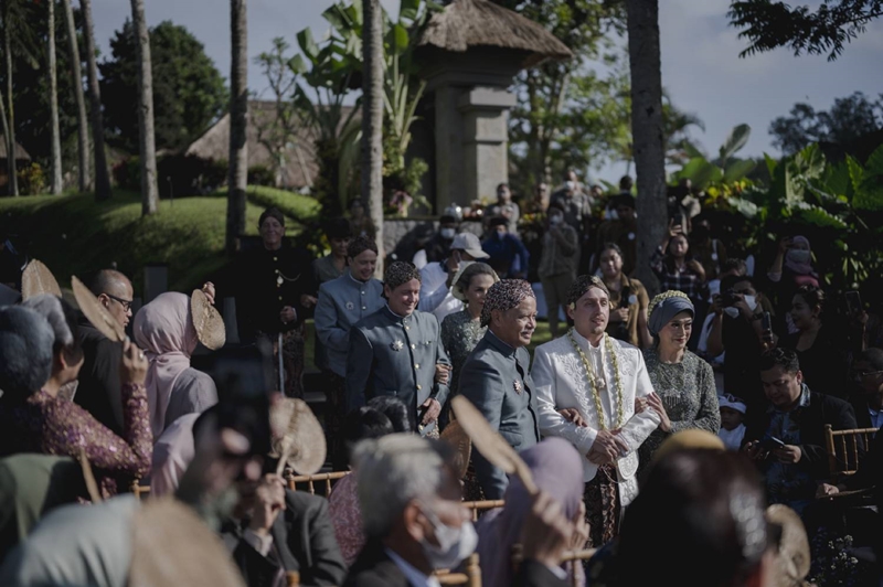 Gaun Pengantin: Widuri I Foto Liputan: Hibiki Wedding I Foto Liputan: Dua Ritme I Jas Pengantin: Gri