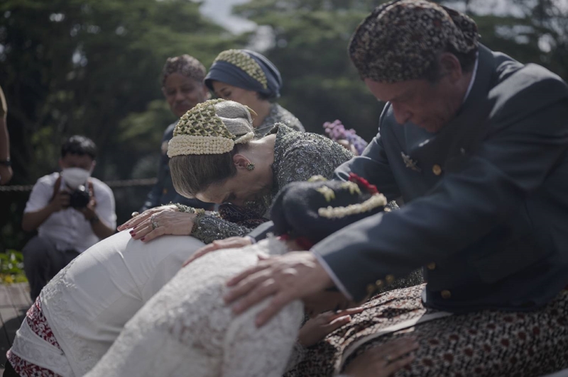 Gaun Pengantin: Widuri I Foto Liputan: Hibiki Wedding I Foto Liputan: Dua Ritme I Jas Pengantin: Gri