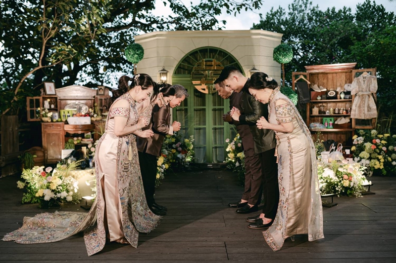 Venue: The Forest at The Veranda I Gaun Pengantin: Stella Lunardy Couture I Wedding Accessories: NOM