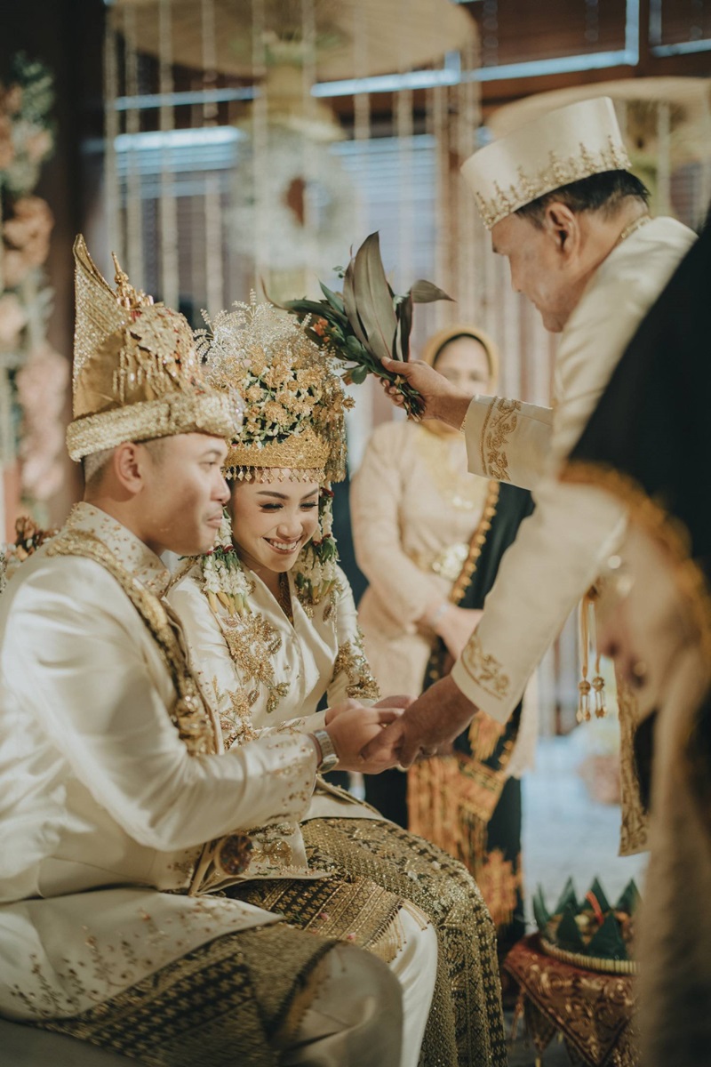 Foto Liputan: Morden.co I Reynard Karman Photography I Gaun Pengantin: Hands by Jeje I Griya Rias An