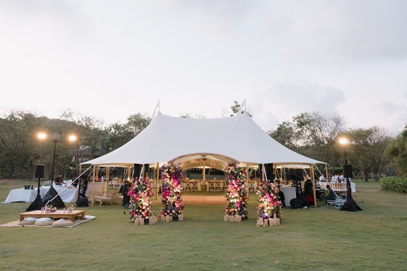 Venue: Alila Villas Uluwatu I Decoration: Silverdust Decoration I Foto Liputan: Iluminen I Entertain