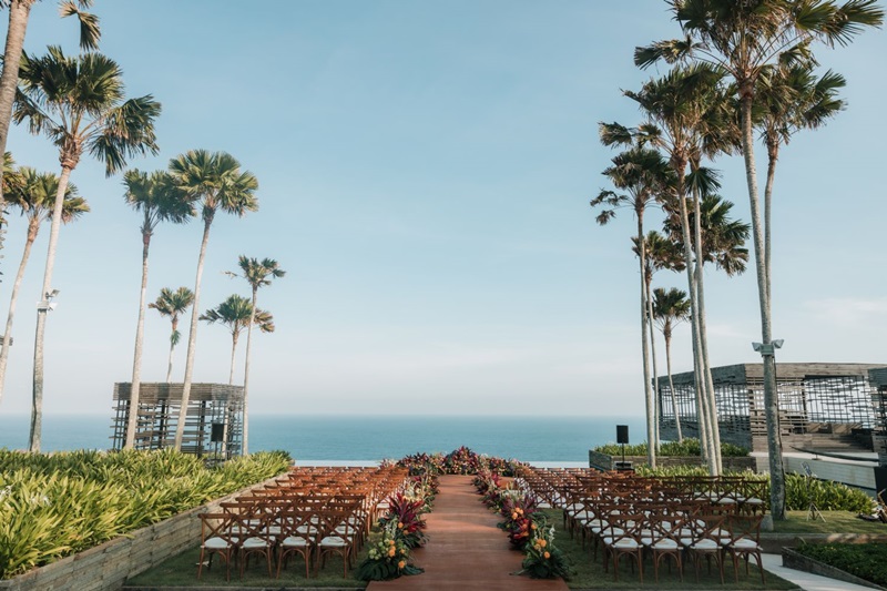 Venue: Alila Villas Uluwatu I Decoration: Silverdust Decoration I Foto Liputan: Iluminen I Entertain