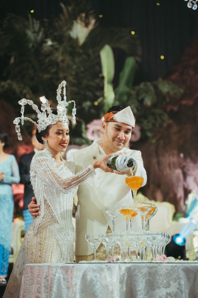 Venue: The Tribrata Darmawangsa Jakarta I Decoration: White Pearl decoration I Wedding Cake: Ivoire