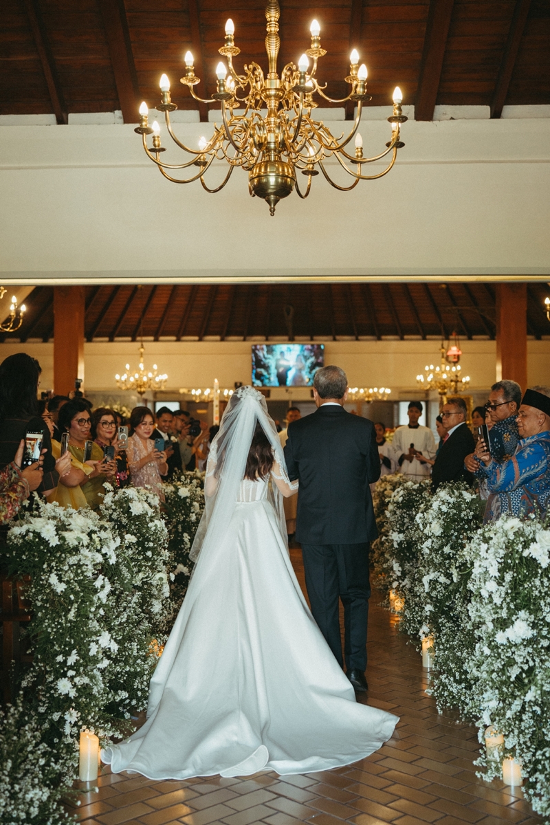 Venue: The Tribrata Darmawangsa Jakarta I Decoration: White Pearl decoration I Wedding Cake: Ivoire