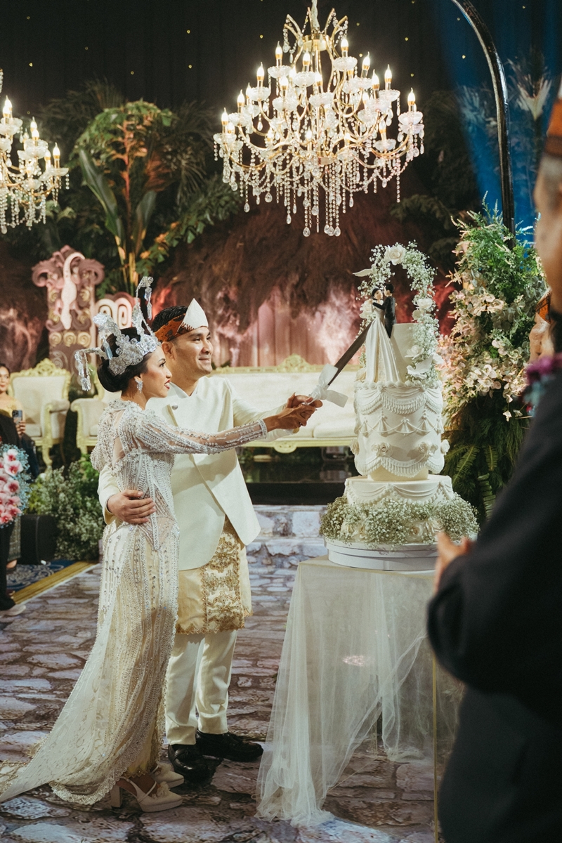 Venue: The Tribrata Darmawangsa Jakarta I Decoration: White Pearl decoration I Wedding Cake: Ivoire
