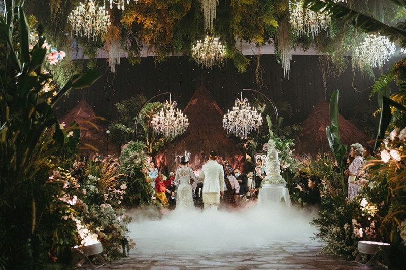 Venue: The Tribrata Darmawangsa Jakarta I Decoration: White Pearl decoration I Wedding Cake: Ivoire