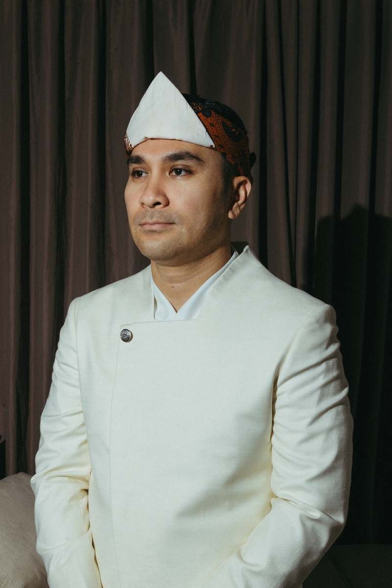 Venue: The Tribrata Darmawangsa Jakarta I Decoration: White Pearl decoration I Wedding Cake: Ivoire