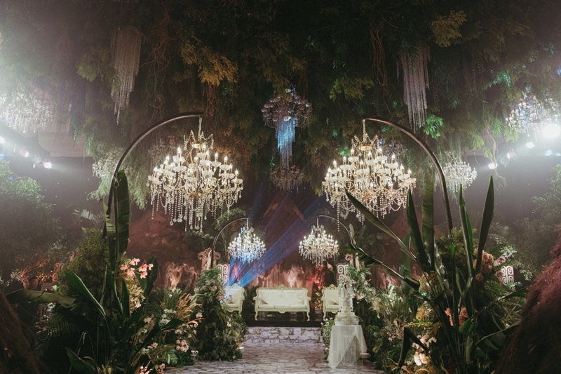 Venue: The Tribrata Darmawangsa Jakarta I Decoration: White Pearl decoration I Wedding Cake: Ivoire