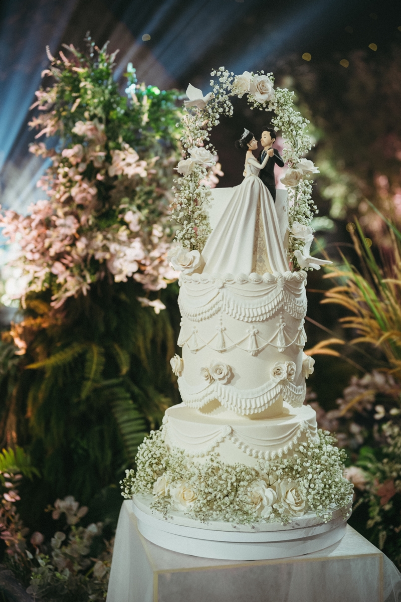 Venue: The Tribrata Darmawangsa Jakarta I Decoration: White Pearl decoration I Wedding Cake: Ivoire