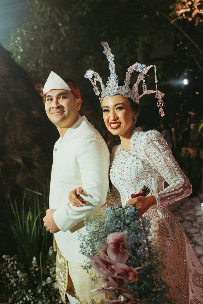 Venue: The Tribrata Darmawangsa Jakarta I Decoration: White Pearl decoration I Wedding Cake: Ivoire