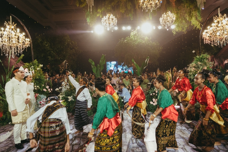 Venue: The Tribrata Darmawangsa Jakarta I Decoration: White Pearl decoration I Wedding Cake: Ivoire