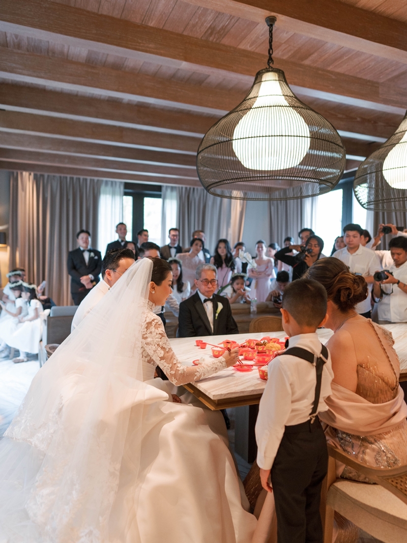 Wedding Stylist: LXE Moments I Photo: Dikha Dheansa I Gown: Yefta Gunawan I Decor: Lotus Design I We