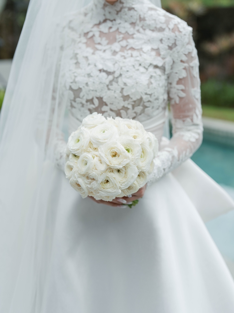 Wedding Stylist: LXE Moments I Photo: Dikha Dheansa I Gown: Yefta Gunawan I Decor: Lotus Design I We