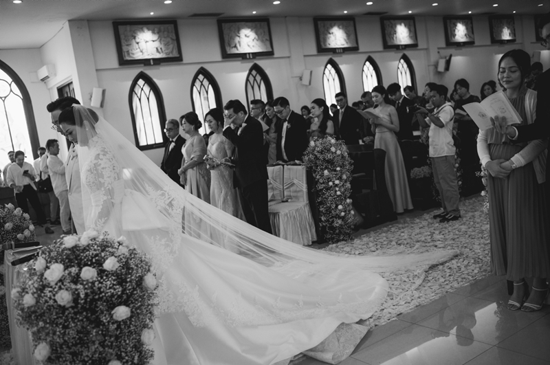 Wedding Stylist: LXE Moments I Photo: Dikha Dheansa I Gown: Yefta Gunawan I Decor: Lotus Design I We