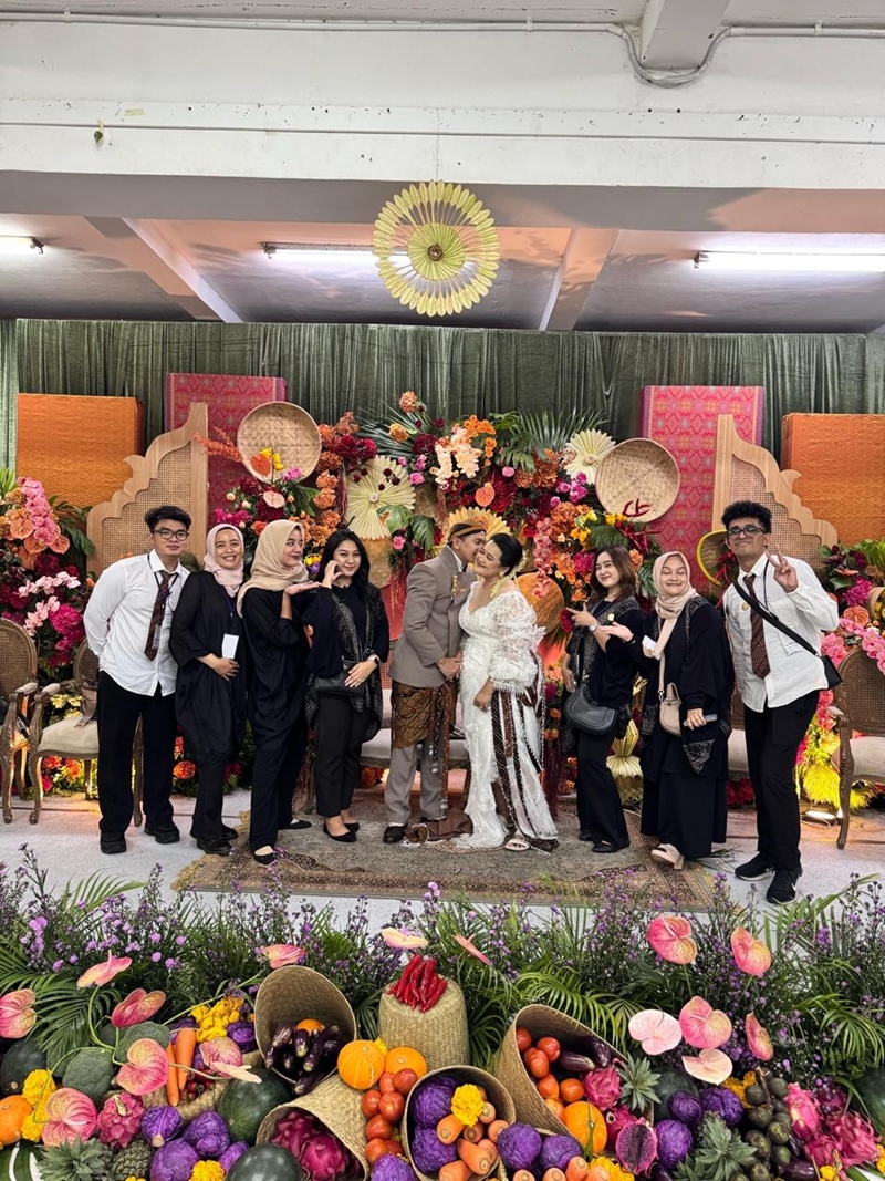 Decoration: Kembang Setaman Decoration I Foto Liputan: Dare of Taste Wedding I Gaun Pengantin: Rohim