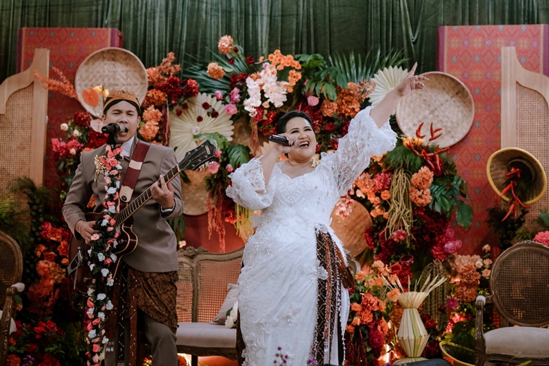 Decoration: Kembang Setaman Decoration I Foto Liputan: Dare of Taste Wedding I Gaun Pengantin: Rohim
