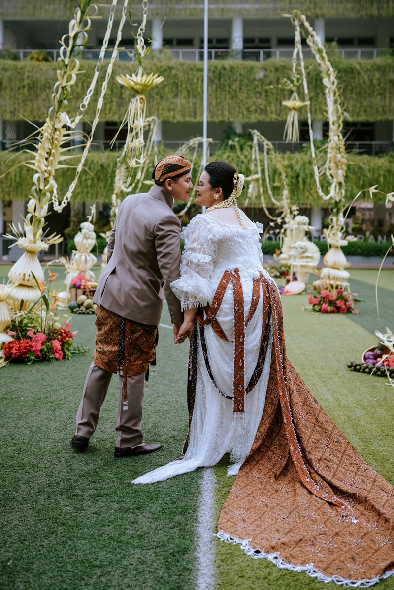 Decoration: Kembang Setaman Decoration I Foto Liputan: Dare of Taste Wedding I Gaun Pengantin: Rohim