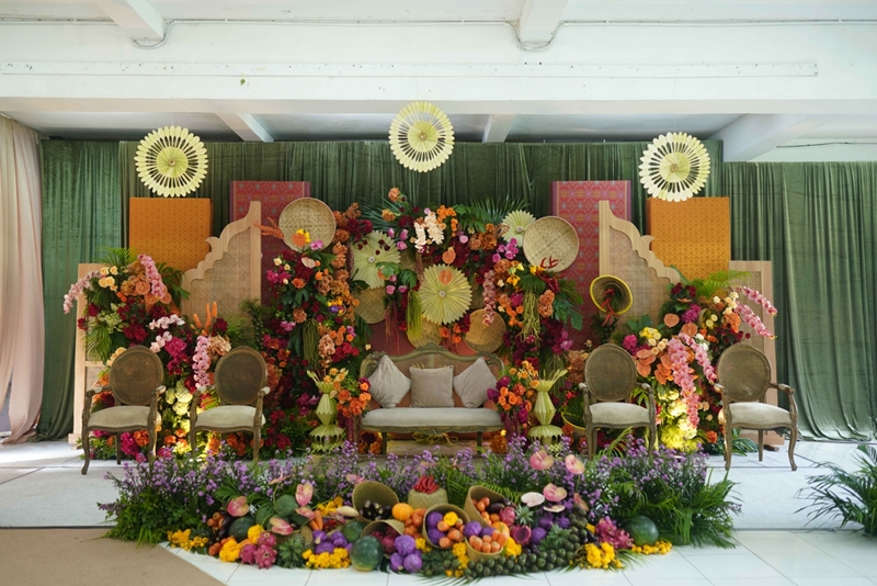 Decoration: Kembang Setaman Decoration I Foto Liputan: Dare of Taste Wedding I Gaun Pengantin: Rohim