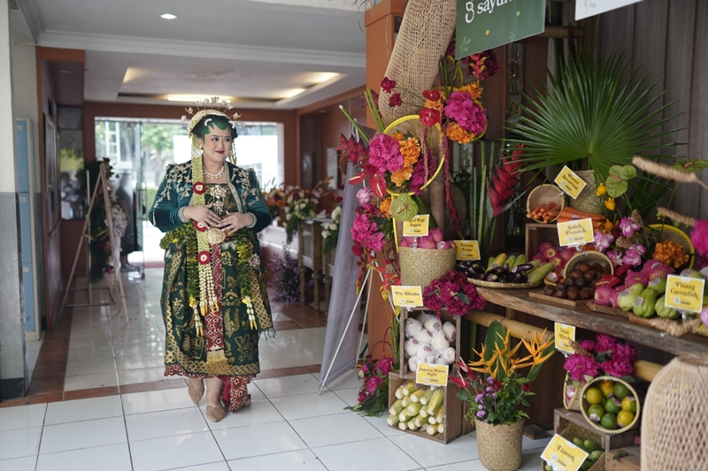 Decoration: Kembang Setaman Decoration I Foto Liputan: Dare of Taste Wedding I Gaun Pengantin: Rohim