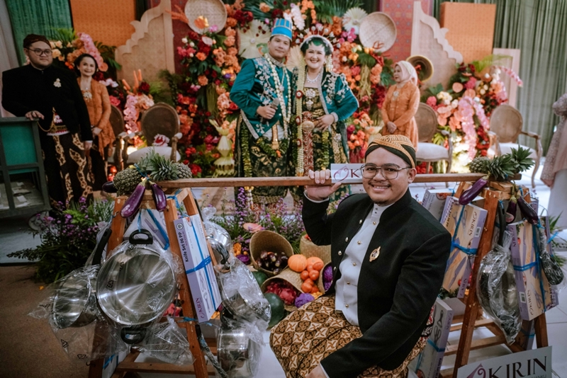 Decoration: Kembang Setaman Decoration I Foto Liputan: Dare of Taste Wedding I Gaun Pengantin: Rohim