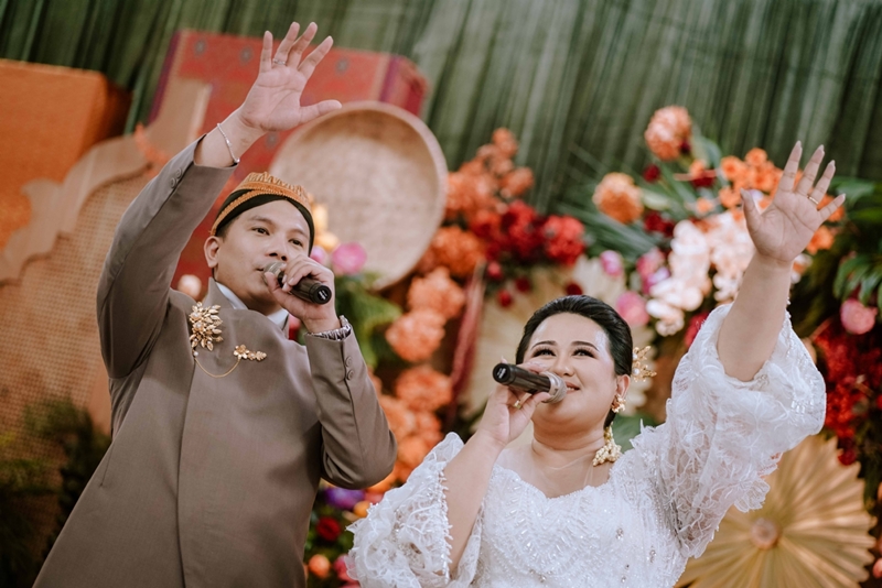 Decoration: Kembang Setaman Decoration I Foto Liputan: Dare of Taste Wedding I Gaun Pengantin: Rohim
