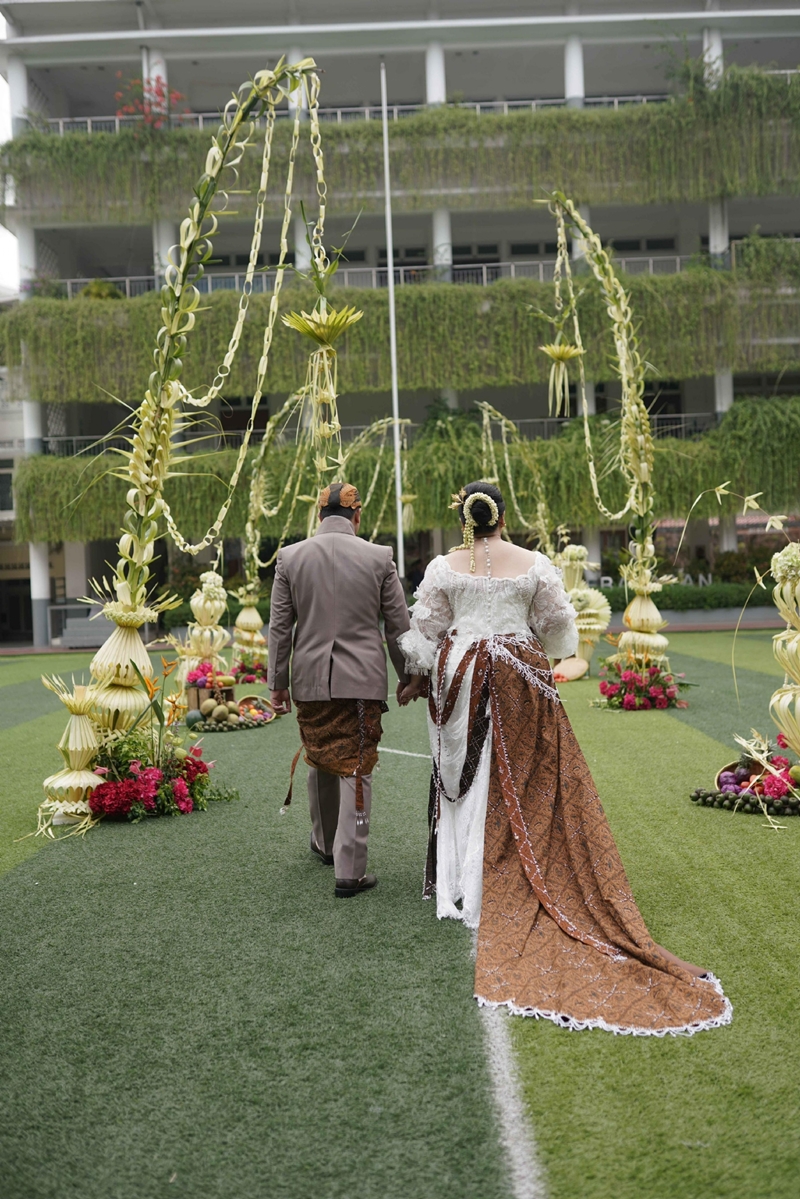 Decoration: Kembang Setaman Decoration I Foto Liputan: Dare of Taste Wedding I Gaun Pengantin: Rohim