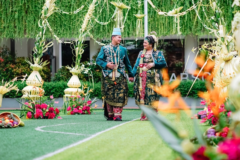 Decoration: Kembang Setaman Decoration I Foto Liputan: Dare of Taste Wedding I Gaun Pengantin: Rohim