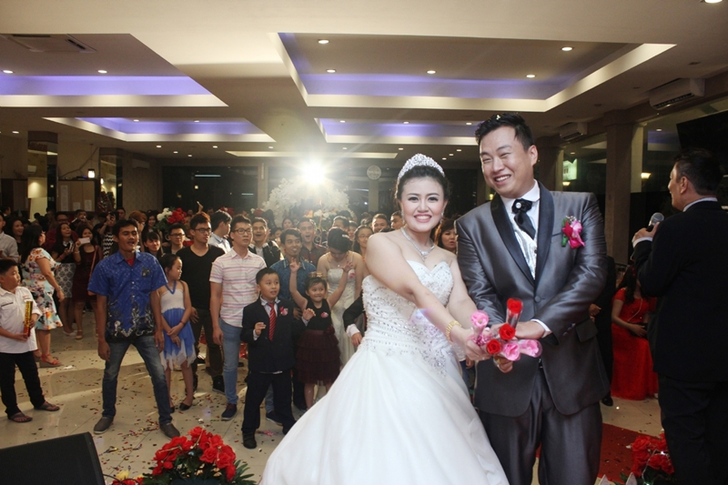 Pernikahan Pasangan Bahagia 10