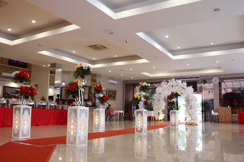 Pernikahan Pasangan Bahagia 8