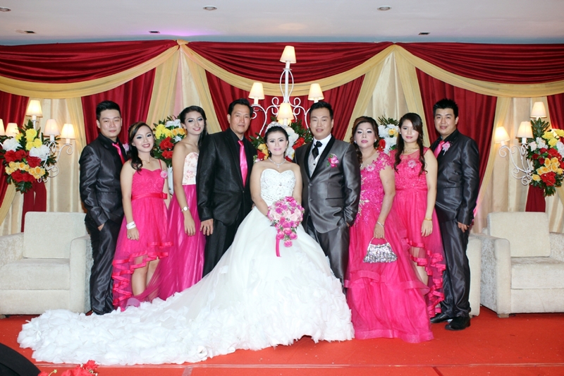 Pernikahan Pasangan Bahagia 9