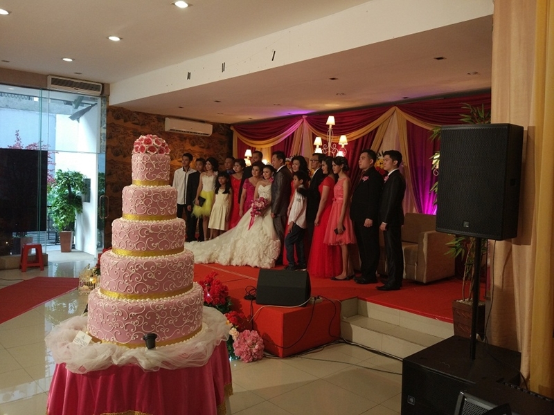 Pernikahan Pasangan Bahagia 4