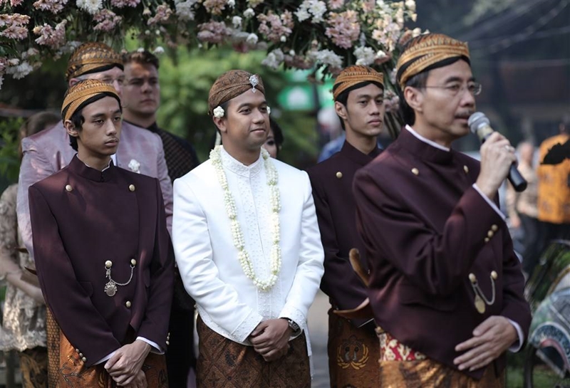 Didampingi keluarga, Pandji memasuki tempat ijab kabul