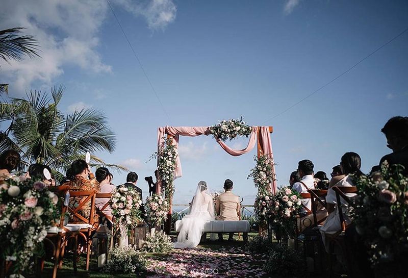 Holy matrimony di tepian tebing diiringi debur ombak