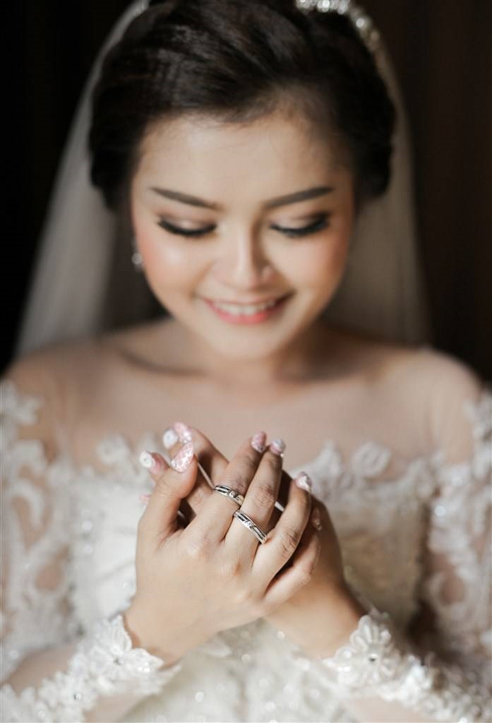 Pakai kedua cincin dengan jemari kuku berhias nail art