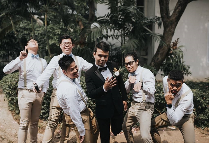 Gaya jenaka bersama groomsmen