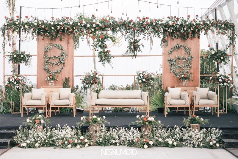 Rustic Meets Red and Soft Pink Flower Arrangements in this Beautiful ...