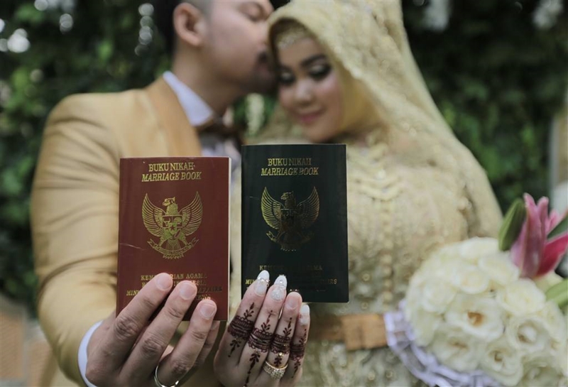 Arkey dan Lutfira yang bahagia telah resmi mendapatkan buku nikah