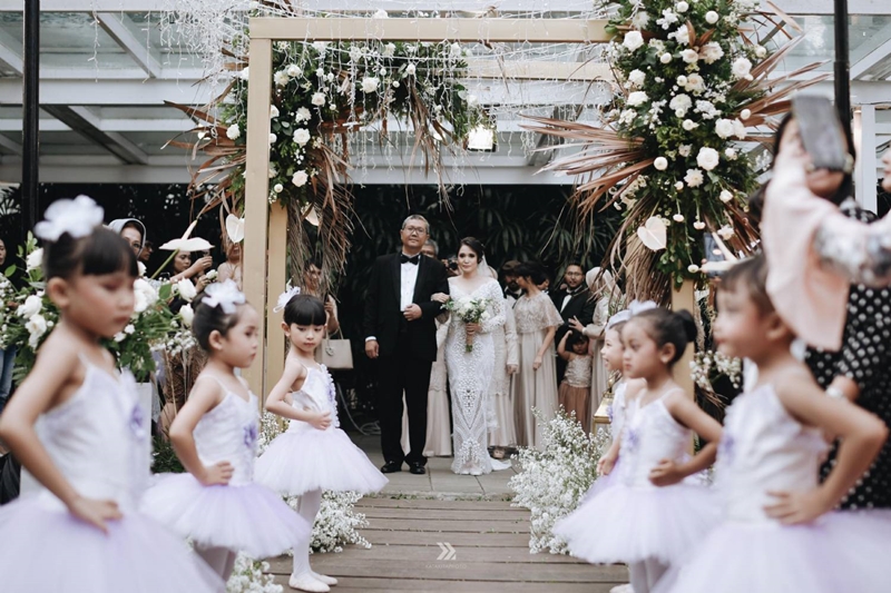 The Wedding of Ivy and Galih 14