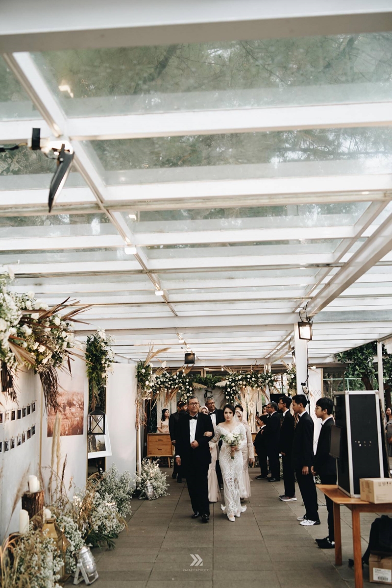 The Wedding of Ivy and Galih 15