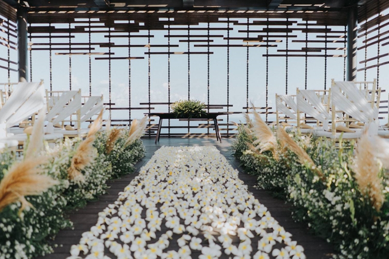 Romantic Modern Wedding at Alila Uluwatu Bali 1