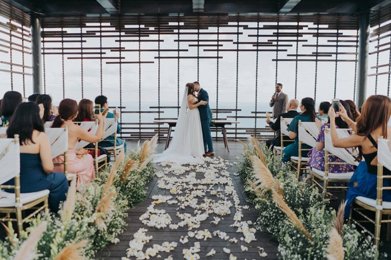 Romantic Modern Wedding at Alila Uluwatu Bali 3